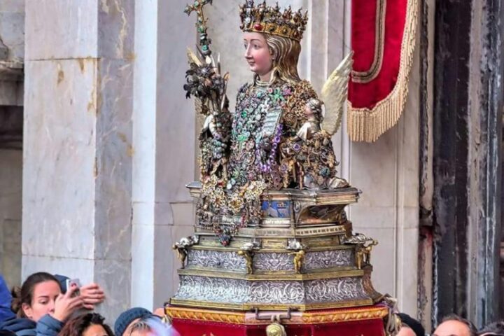 fercolo san'Agata esce dalla cattedrale