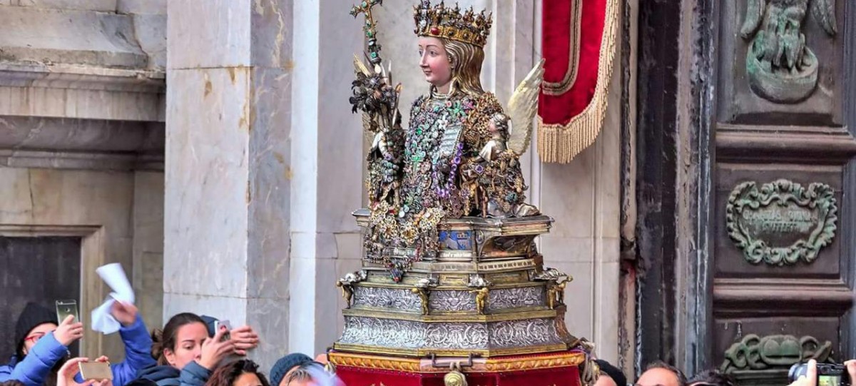 fercolo san'Agata esce dalla cattedrale