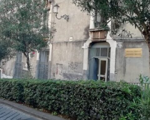 ingresso alla Biblioteca Bellini di via Sangiuliano