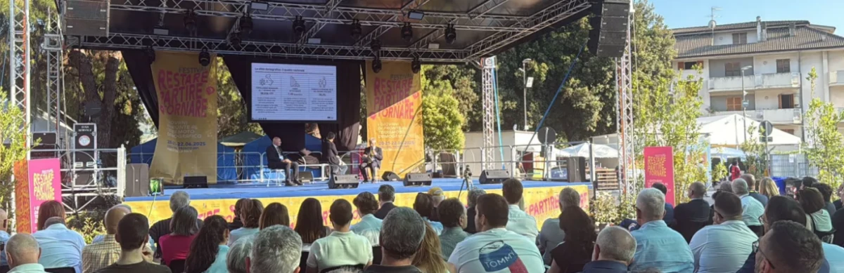 palco e pubblico di una delle iniziative del festival