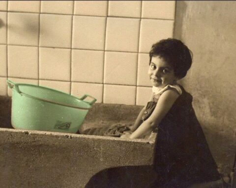 paricolare della copertina di Pane fritto, con una bambina che strofina qualcosa in una vecchia pila
