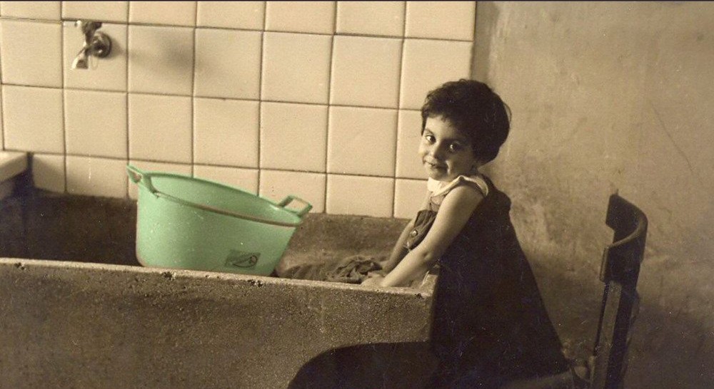 paricolare della copertina di Pane fritto, con una bambina che strofina qualcosa in una vecchia pila