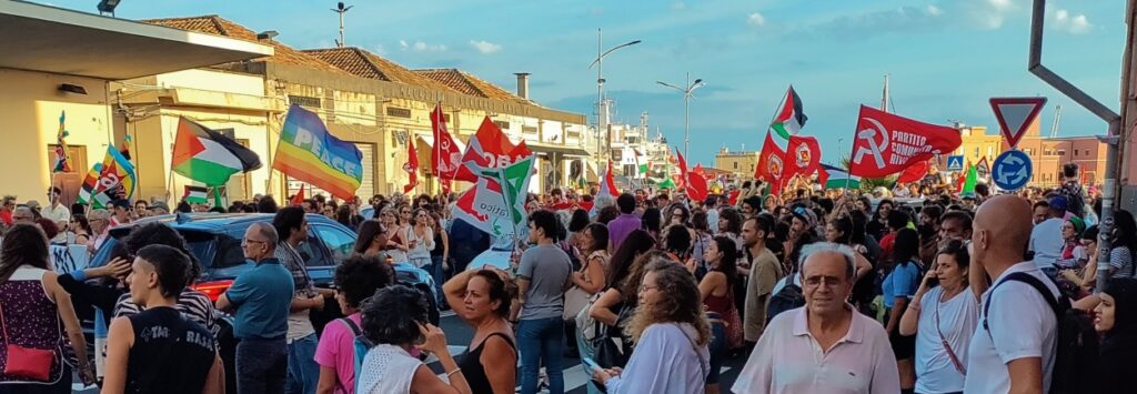 al porto, punto di partenza del corteo, già numeroso
