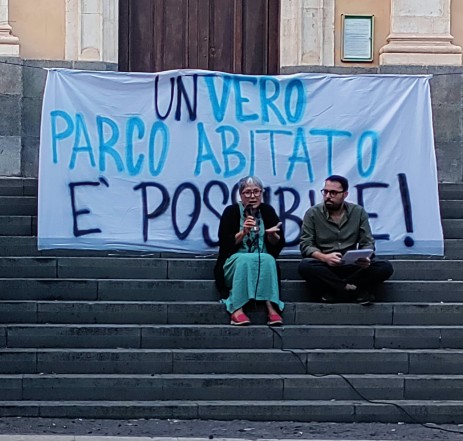 Marco Cutispoto e Simona Laudani sulla scalinata della chiesa mentre fanno il loro intervento